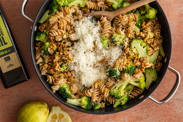 Pasta broccoli, parmigiano e noci