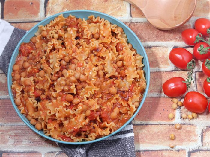 Pasta con ceci, pomodorini e rosmarino