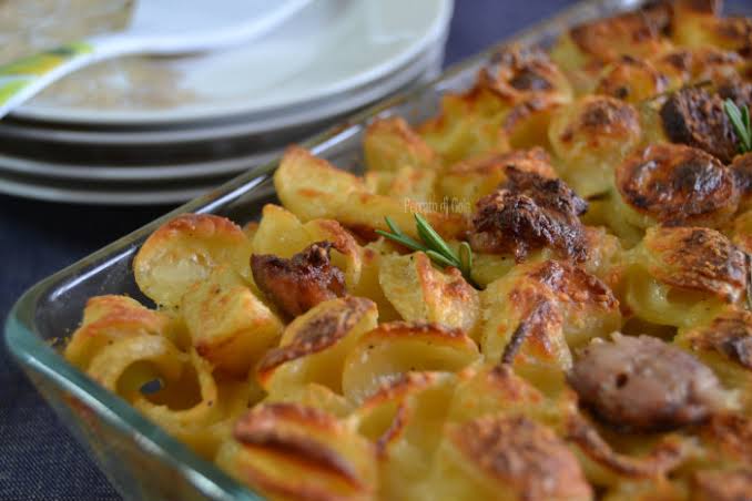Pasta e patate al forno con salsiccia
