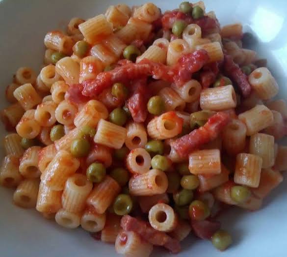 Pasta piselli, pancetta e pomodoro