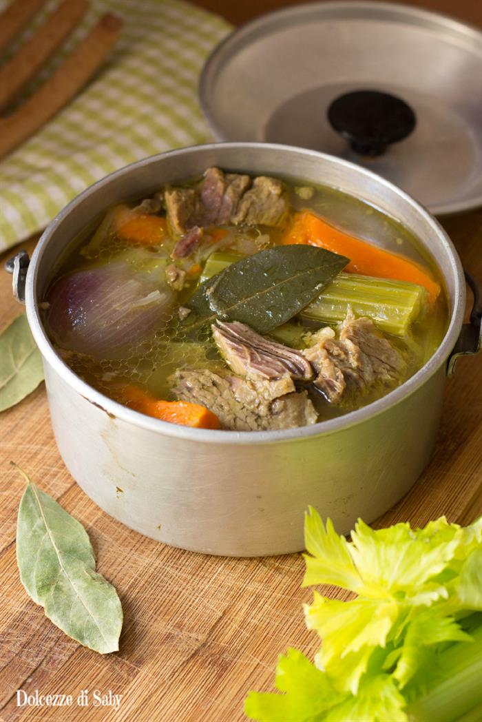 Brodo di carne ricco