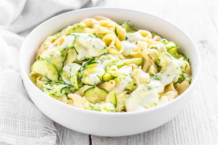 Pasta cremosa con zucchine e stracchino