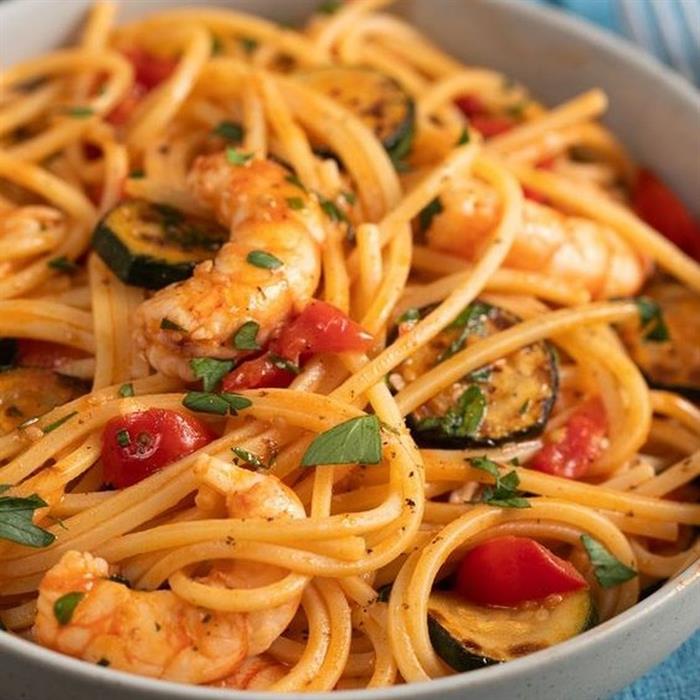 Spaghetti con gamberi, zucchine e pomodorini