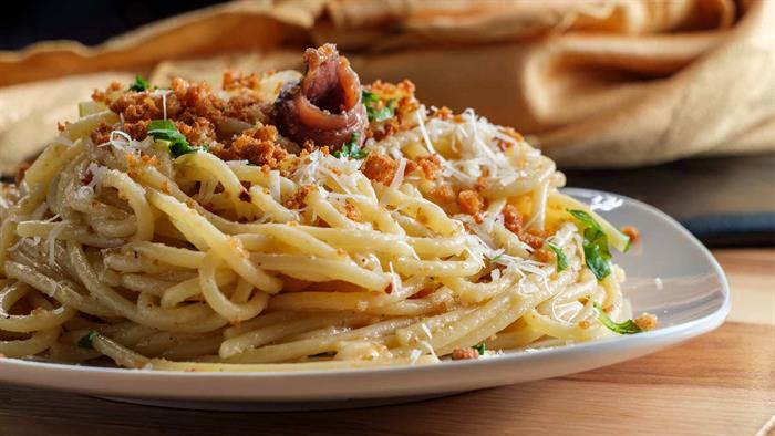 Spaghetti con alici e mollica (alla calabrese)