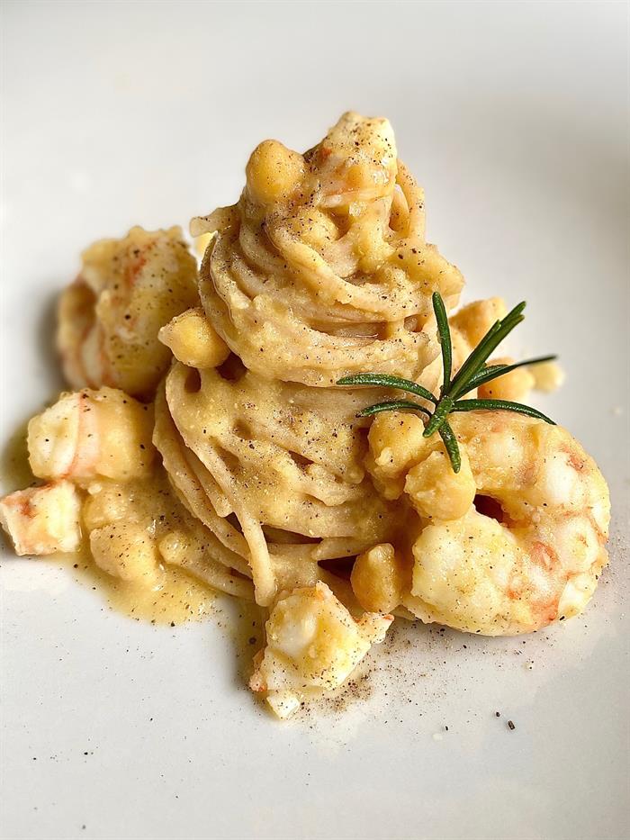 Pasta con crema di ceci e gamberetti