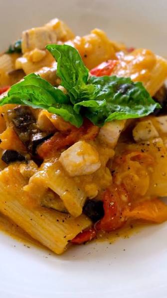 Pasta con pesce spada, melanzane e pomodorini