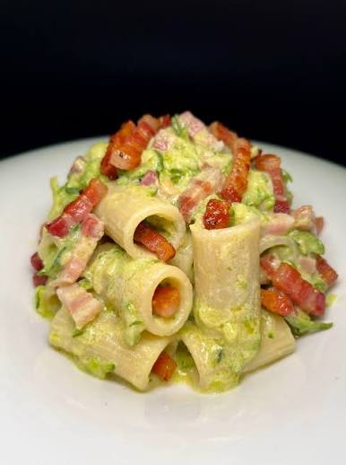 Pasta con zucchine, pancetta e robiola