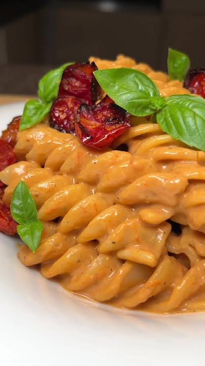 Pasta con pomodorini, ricotta e basilico