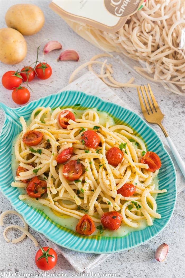 Pasta e patate cremosa con pomodorini