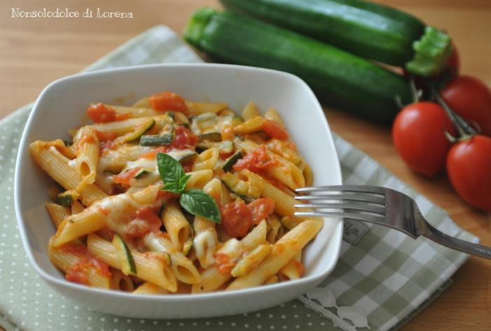 Pasta zucchine, pomodorini e mozzarella
