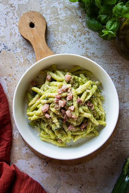 Pasta cremosa con zucchine e pancetta