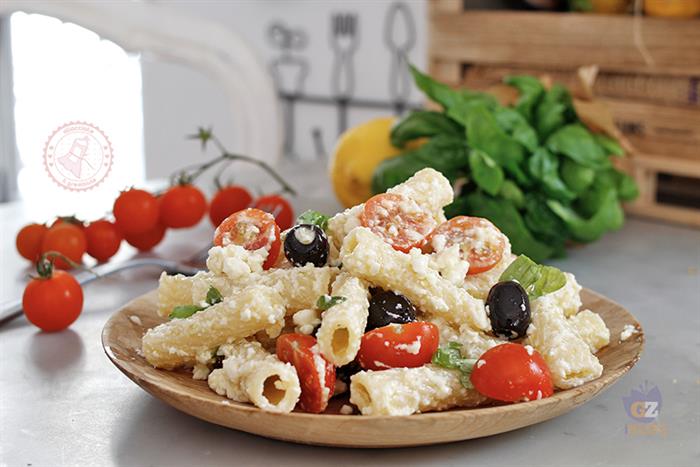 pasta a l'insalata con feta e pomodorini