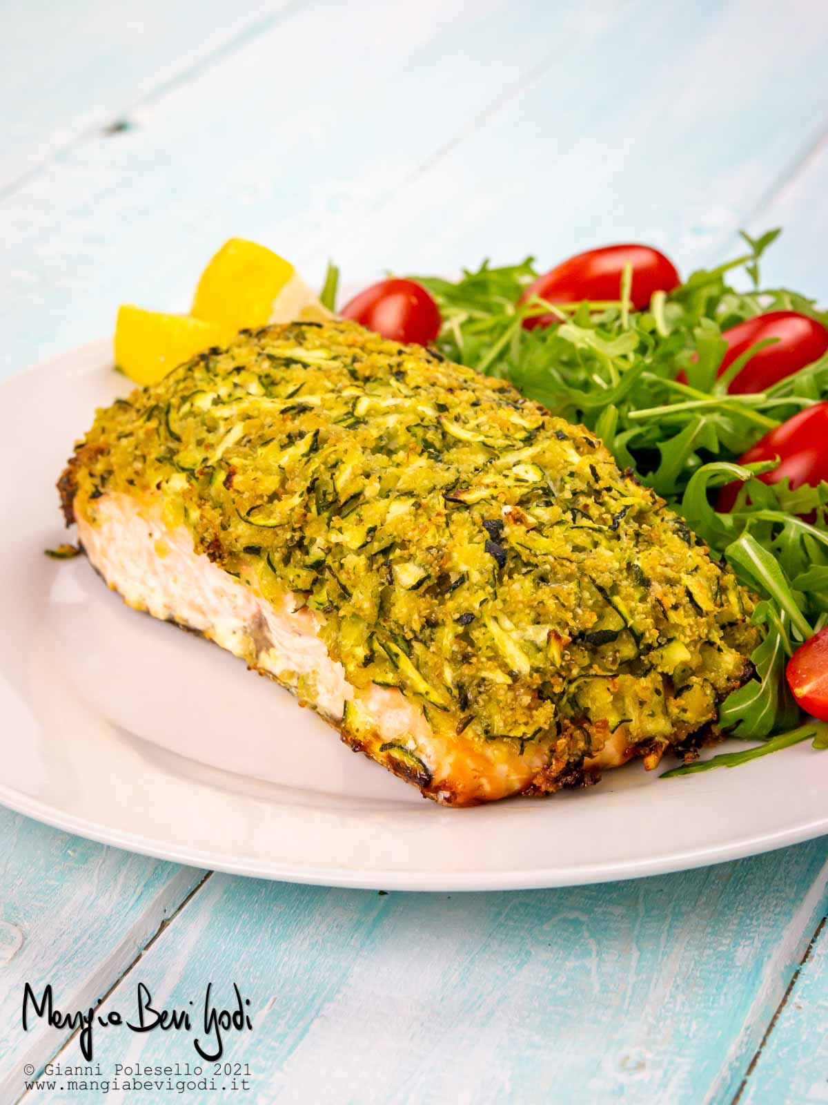 Filetti di salmone al forno con crosta di erbe e zucchine