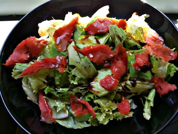 Insalata di salmone affumicato, avocado e cetrioli