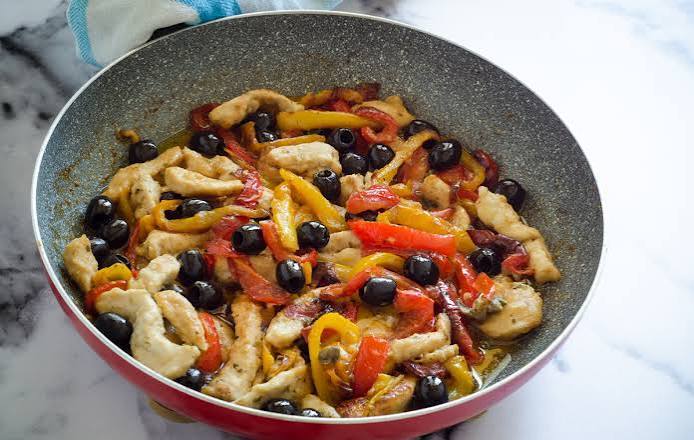 Straccetti di pollo con peperoni e olive