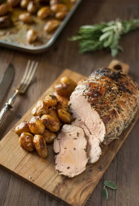 Arrosto di vitello al forno con patate e rosmarino