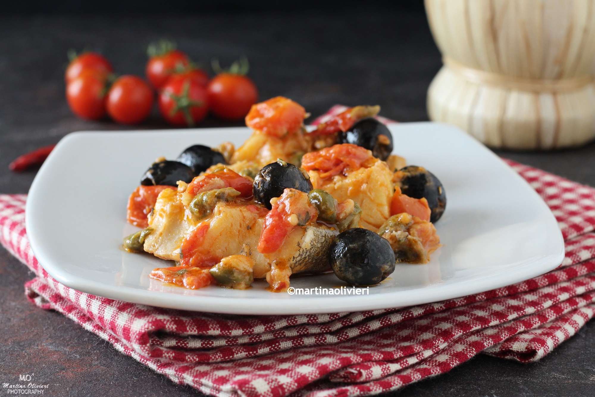 Baccalà al forno con olive, capperi e pomodori secchi