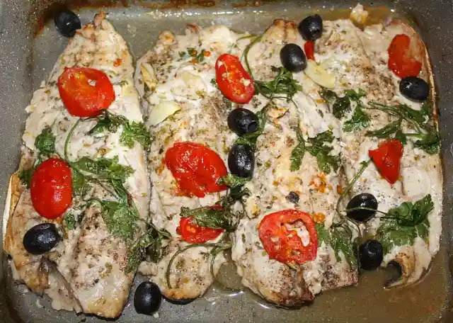 Branzino al forno con finocchi,olive e pangrattato aromatico