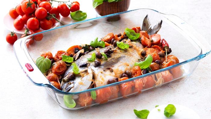 Orata al forno con pomodorini, olive e capperi