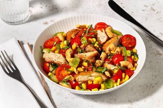 Insalata fredda di pollo e verdure croccanti