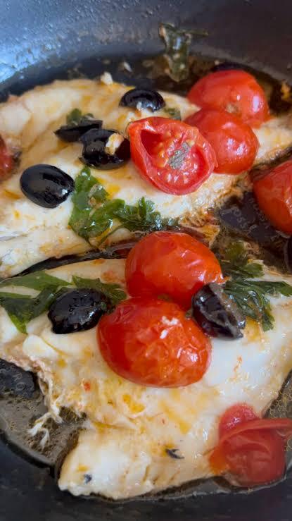 Orata in padella con pomodorini e olive