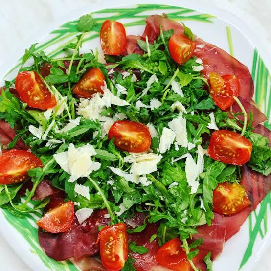 Carpaccio di bresaola con rucola, grana e pomodorini