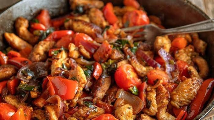 Pollo in padella con verdure colorate