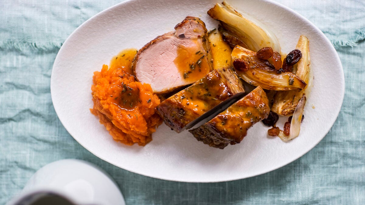 Filetto di maiale in crosta di erbe con patate arrosto e sal