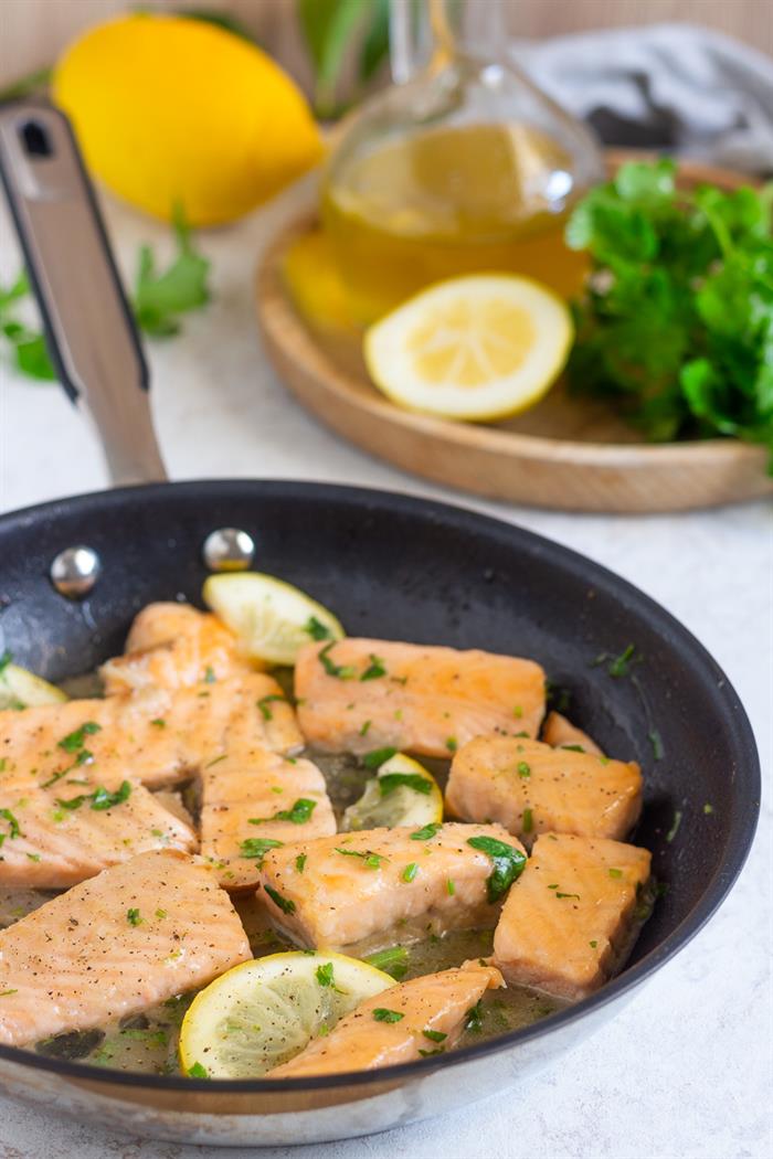 Salmone al limone e prezzemolo in padella