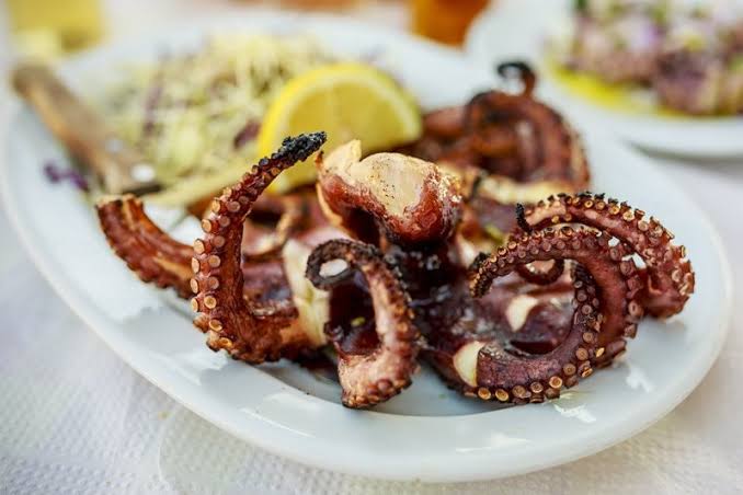 Polpo arrosto al limone, prezzemolo e peperoncino