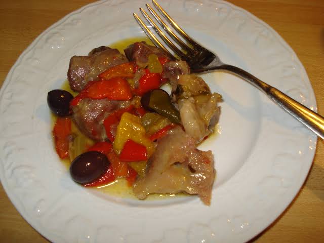 pezzatino con cipolle, peperoni e olive