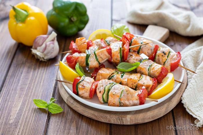 Spiedini di salmone e verdure con marinatura al lime e basil