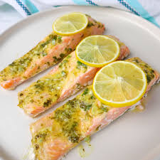 Filetti di salmone al forno con limone ed erbe aromatiche