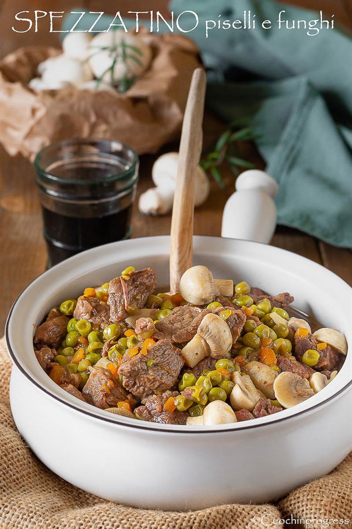 Spezzatino di manzo con funghi e piselli