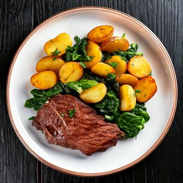 Bistecca di manzo con spinaci saltati e patate lesse