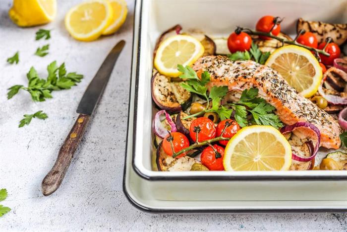 Salmone al forno con pomodorini, zucchine e limone