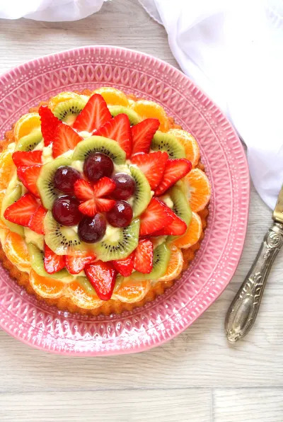 Crostata morbida con crema e frutta fresca
