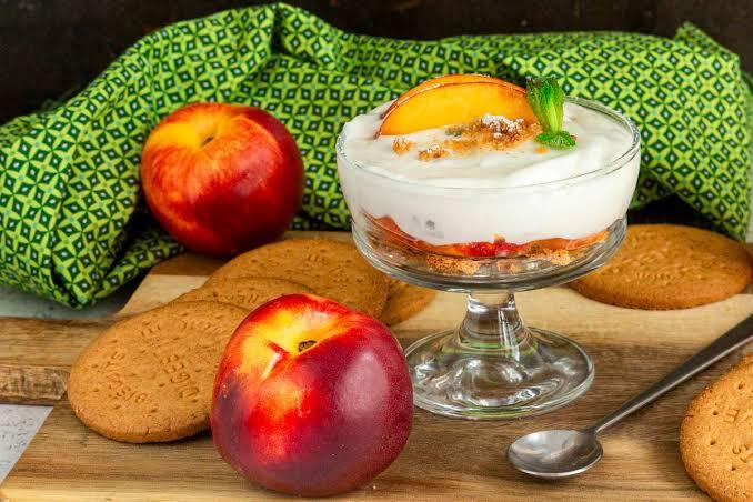 Coppa Fresca allo Yogurt Greco con Frutta e Miele