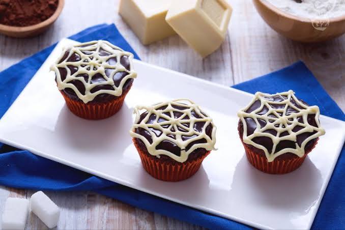 Cupcake di Halloween al cioccolato e ragnatela