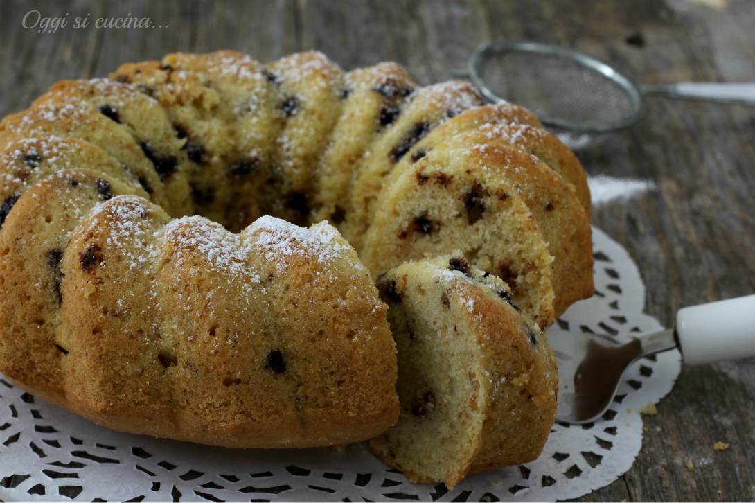 Ciambella alle nocciole e gocce di cioccolato al forno