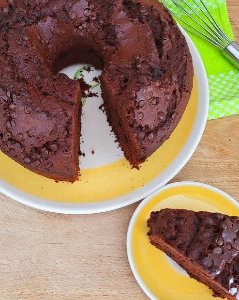 Ciambella al cacao e gocce di cioccolato