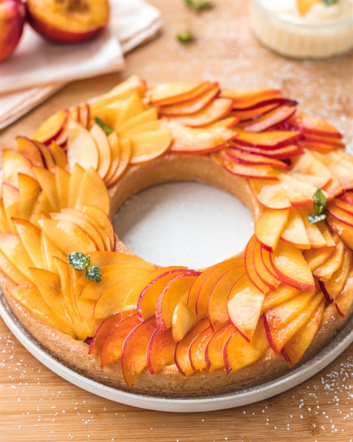 Crostata morbida estiva alle pesche e crema alla vaniglia