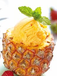 Gelato fragola e ananas in planetaria