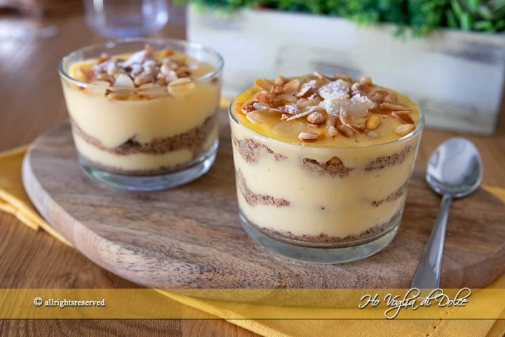 Dolce al cucchiaio con crema ai biscotti