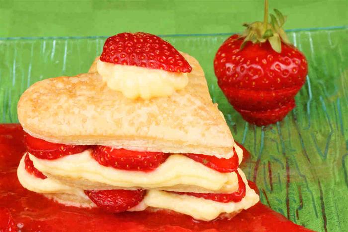 Cuori di pasta sfoglia con crema