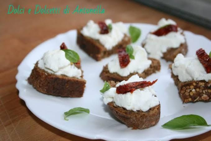 Tartine Croccanti con Ricotta, Pomodorini e Basilico