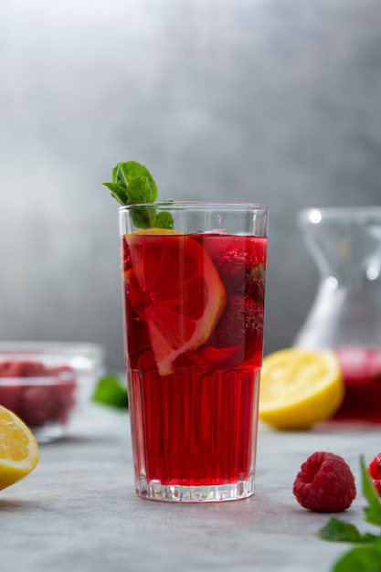 Bevanda fredda ai frutti di bosco, menta e limone