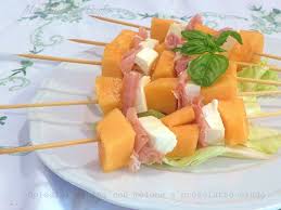 Mini spiedini estivi di melone e prosciutto con cocktail ana