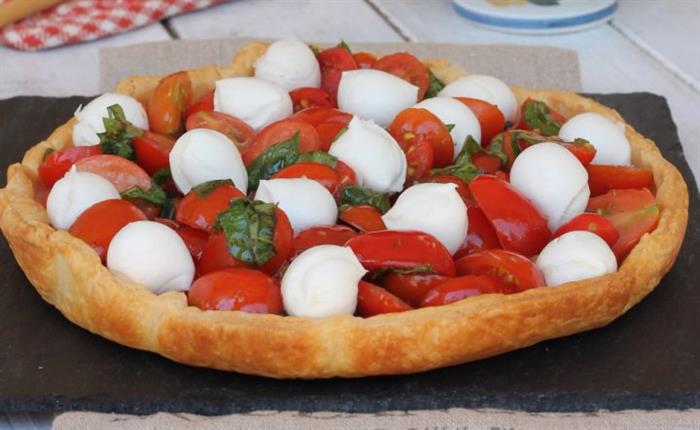 Torta salata estiva con pomodorini, mozzarella e basilico