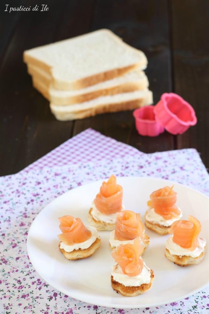 Tartine estive al salmone affumicato e formaggio fresco con